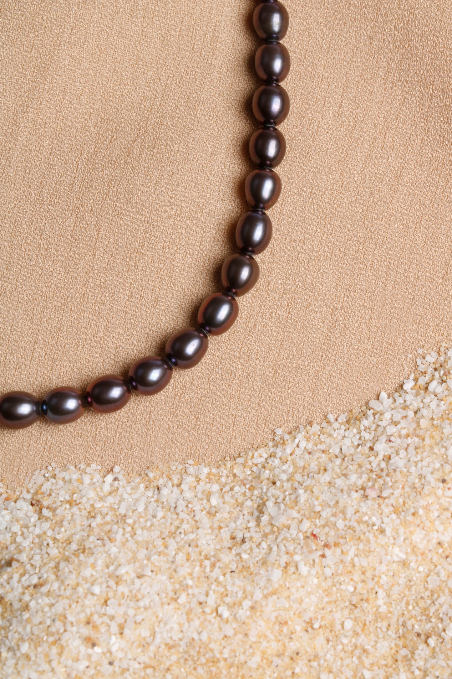 Elegant Black Pearl Necklace with Gold-Tone Clasp – Oceanistone
