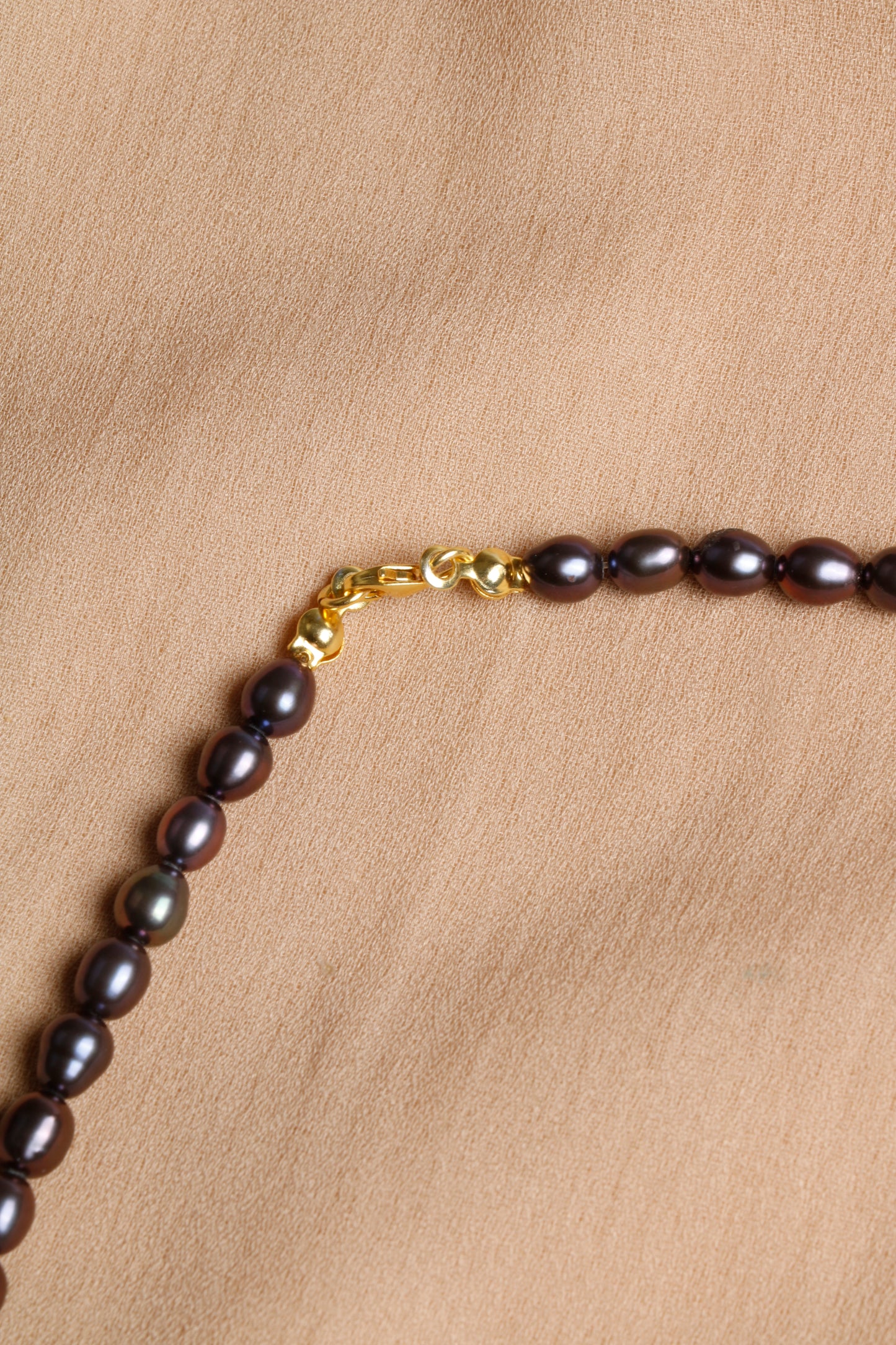 Elegant Black Pearl Necklace with Gold-Tone Clasp – Oceanistone