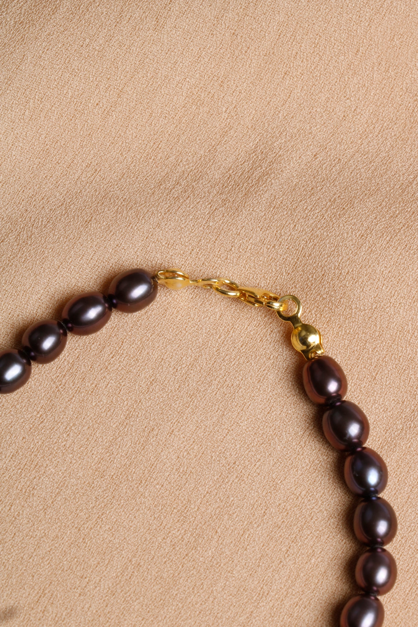 Elegant Black Pearl Bracelet with Gold-Tone Closure – Oceanistone