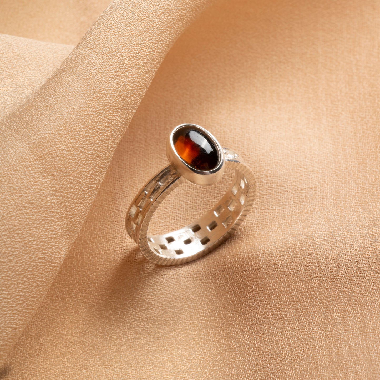 Oceanistone Garnet Ring – A Symbol of Passion and Vitality