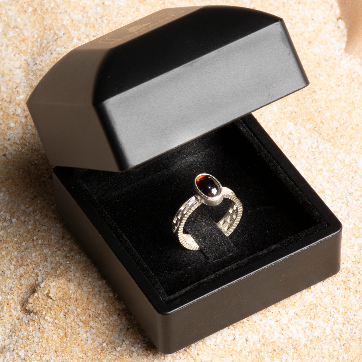 Oceanistone Garnet Ring – A Symbol of Passion and Vitality