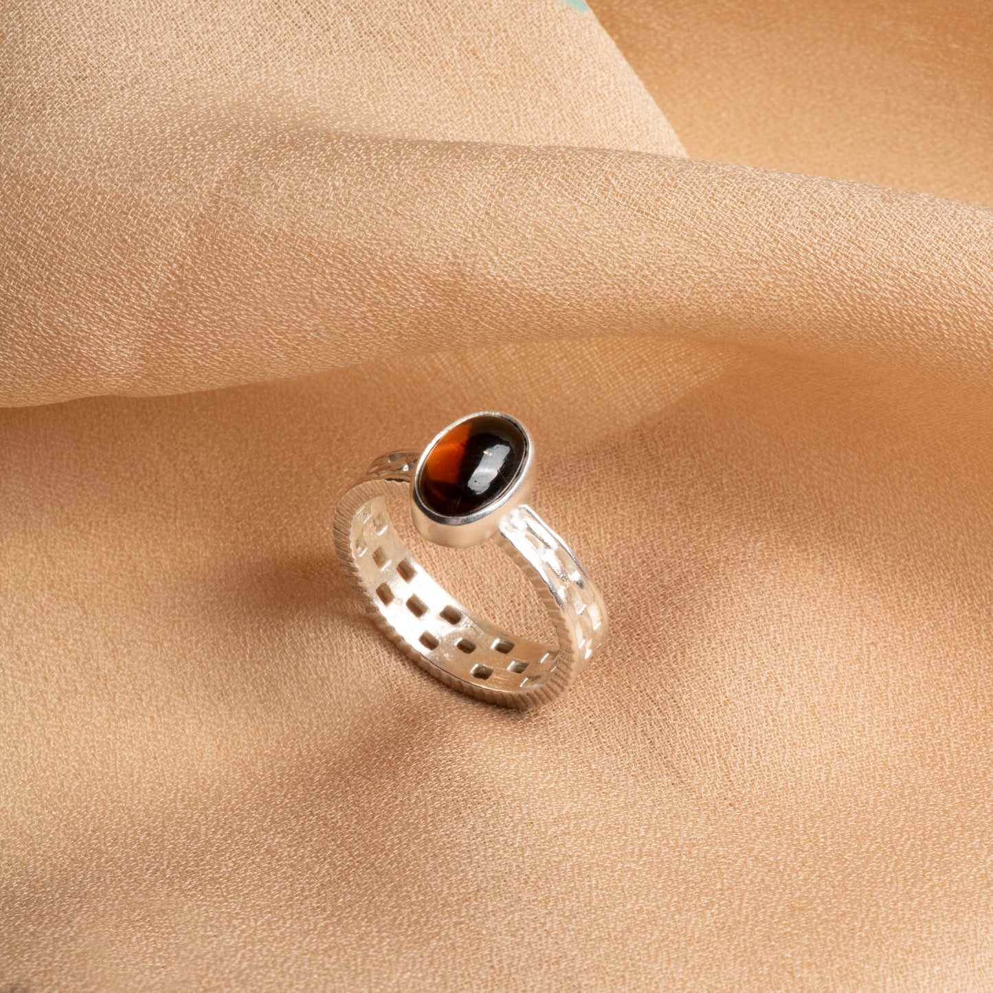 Oceanistone Garnet Ring – A Symbol of Passion and Vitality